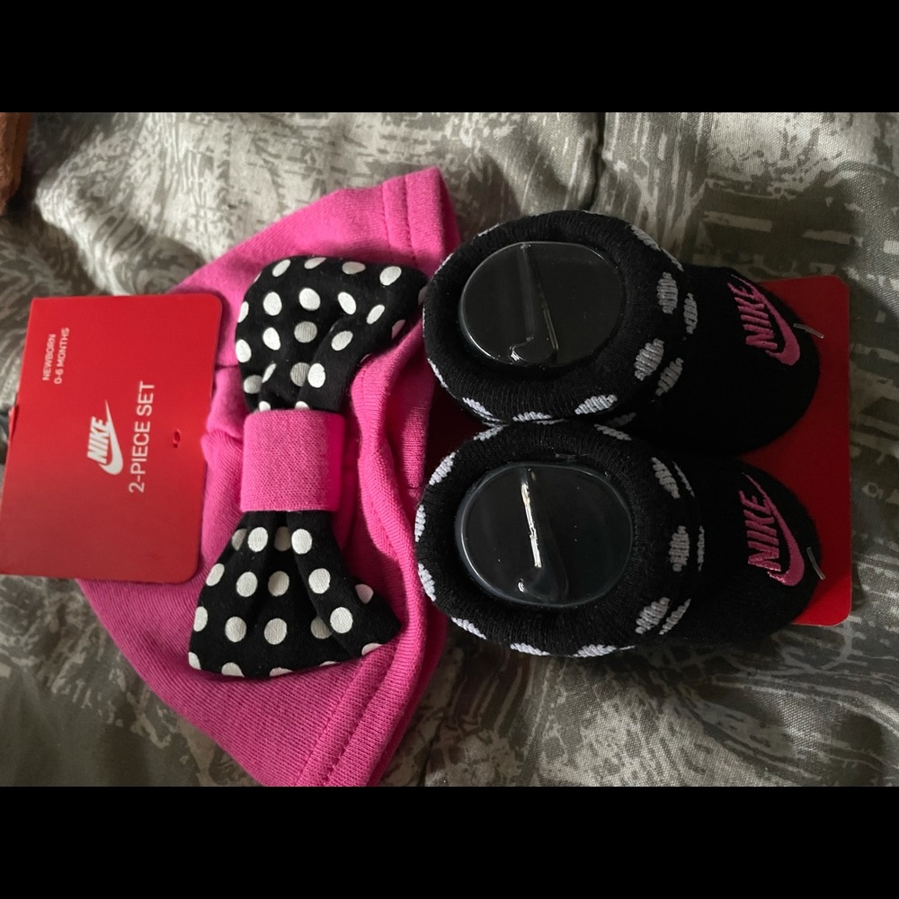 Infant Nike hat and booties ( brand new)